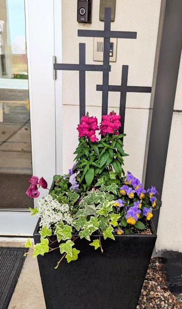 Natural-style planter design