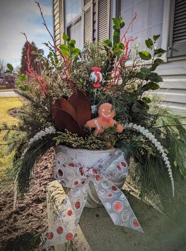 Seasonal accent planter